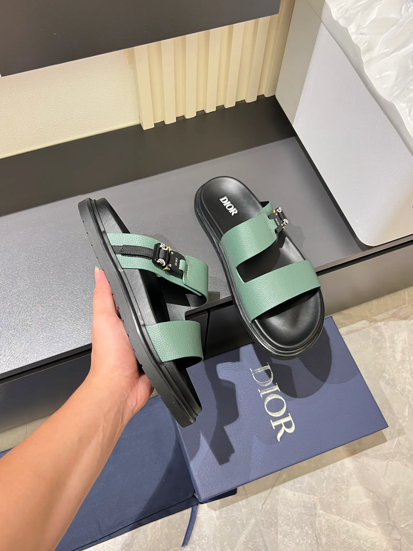 Men's Men's Shoes 💰p320 Dio* Men's Sandals Slippers. Showcasing Dior haute couture design. The Dior gray suede strap is accented with an aluminum Dior buckle for added style. Paired with a comfortable tonal notch sole, they pair easily with shorts or jeans for a sophisticated look. Main body: suede cow leather, technical fabric lining: cow leather, with adjustable straps, aluminum Dior buckle, Dior gray EVA insole, tonal notched rubber outsole splicing structure, size: 38-44 (customized at 45.46)